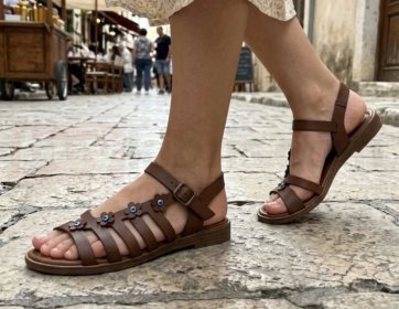 Çiçek Detaylı Kahverengi Düz Sandalet