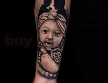 Burek Arcan Tattoo tarafından tasarlanan bu çarpıcı ön kol dövmesi, kaplan, aslan ve insan portresini tek bir kompozisyonda buluşturarak cesaret, güç ve içsel dengeyi simgeleyen etkileyici bir sanat eseri sunuyor. Black & Grey tekniğiyle hazırlanan tasarı