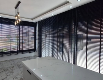 Siyah Ahşap Jaluzi Perde ile Modern Köşe Cam Uygulaması