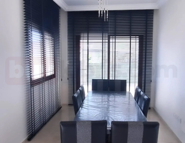Siyah Ahşap Jaluzi Perde ile Modern Şıklık
