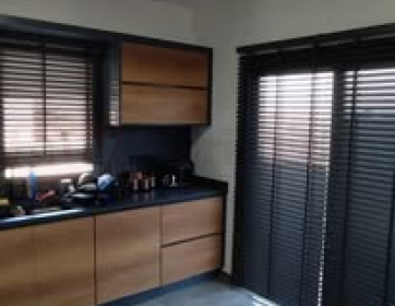 Ahşap Jaluzi Perdeler ile Modern Mutfak