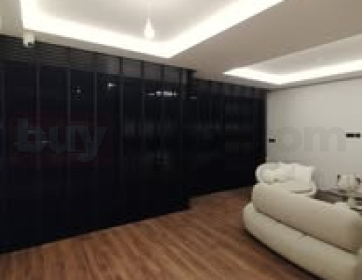 Siyah Ahşap Jaluzi Perde ile Modern Salon