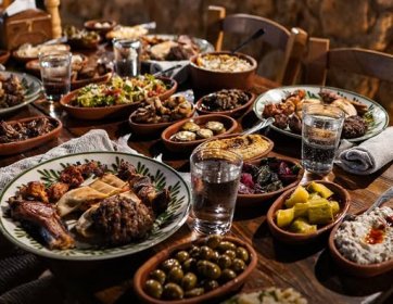 Kıbrıs’ın Sofra Kültürünü Hissedeceğin Gerçek Bir Akşam