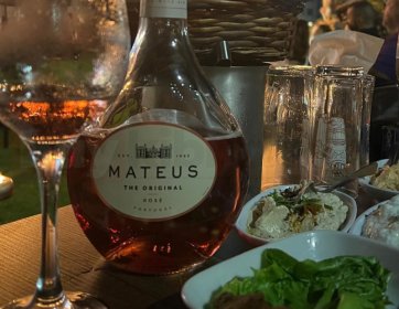 Bir Kadeh Şarap, Bir Tabak Meze, Bir Gece…