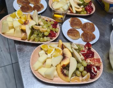 Gecenin finali rakıyla değil; Enişte’nin meyvesiyle yapılır