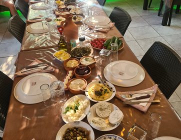 Enişte’nin sofrası: Mezesi hazır, muhabbeti yolda