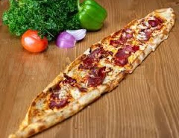 Kıbrıs pastırmalı pide