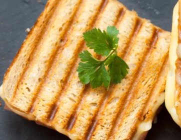 Sucuklu Kaşarlı Tost 