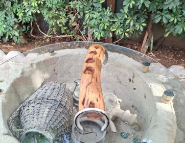 Tek Parça Zeytin Ağacından El Yapımı Mumluk – At Nalı Ayaklı, Doğal Form, 2 Yıllık Kurutma Süreçli Özgün Tasarım