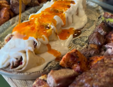 Sosla buluşan beyti sarma, yanında karışık ızgara etlerle tam lezzet tabağı