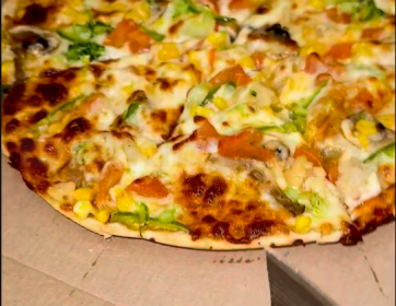 Bol malzemeli fırın pizza, eriyen peynir ve çıtır hamurla paylaşmalık keyif