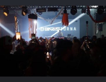 Modern club atmosferi, güçlü sound ve geceye eşlik eden %100 Türkçe hitler…