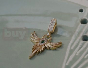Altın Renk Kanat Figürlü Taşlı Kolye Ucu