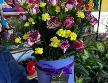 Mor Kutuda Sarı & Mor Tonlu Çiçek Aranjmanı