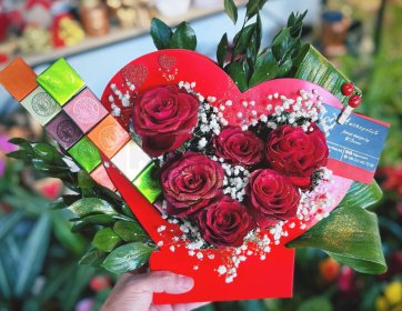 Kalp Formlu Kutuda Kırmızı Gül & Çikolata Aranjmanı