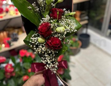 Siyah Ambalajlı Minimal Kırmızı Gül Buketi