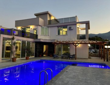 Girne Alsancak Merit Hotel Bölgesinde 3 Yatak Odalı Daireler ve Özel Havuzlu Villa Günlük Kiralık 180£ ve 300 £