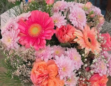 Somon ve Pembe Tonlarda Karışık Buket