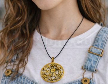 Yaşam çiçeği kolyesi