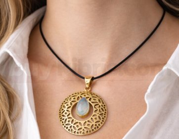 Yaşam çiçeği kolyesi