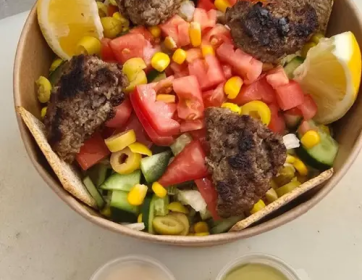 Izgara Köfteli Salata