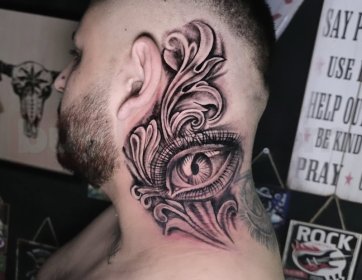 Boyun Bölgesi Realistik Göz Dövmesi