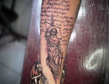 Adalet Temalı Lady Justice Dövmesi