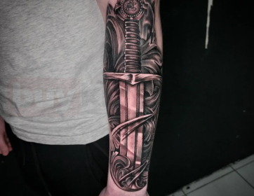Kılıç Temalı Realistik Kol Dövmesi