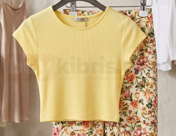 Sarı Crop Tişört ve Çiçek Desenli EtekTakım