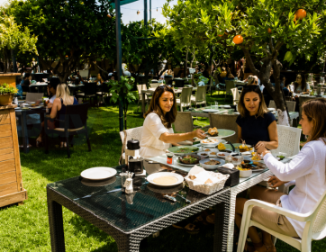 Kıbrıs’ta Açık Havada Keyifli Yemek Deneyimi ve Huzurlu Atmosfer