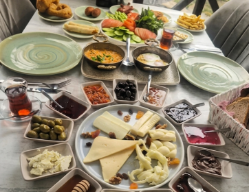 Kıbrıs’ta Serpme Kahvaltı Keyfi ve Doğa İçinde Huzurlu Sabahlar