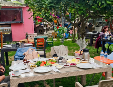 Kıbrıs’ta Bahçe İçinde Aile Kahvaltısı ve Keyifli Hafta Sonu Atmosferi
