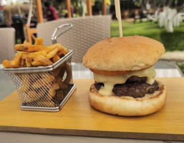 Kıbrıs’ta Burger Keyfi ve Açık Hava Restoran Deneyimi