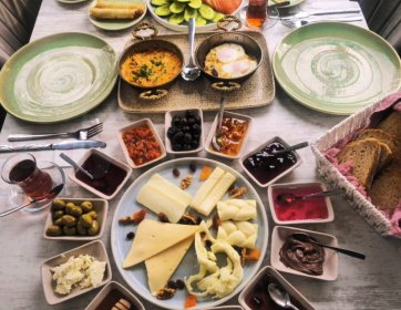 Kıbrıs’ta Zengin Serpme Kahvaltı ve Brunch Keyfi | Açık Hava Kahvaltı Deneyimi