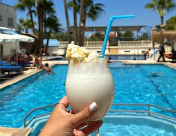 Girne’de Havuz Başında Serinleten Milkshake Keyfi