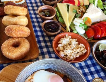 Girne’de Sucuklu Yumurta ve Geleneksel Kahvaltının En Lezzetli Hali