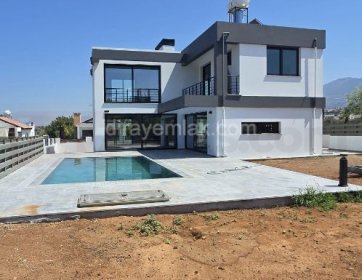 Çatalköy'de denize yakın 4+1 ,kapalı garajlı, özel havuzlu lüks villa.