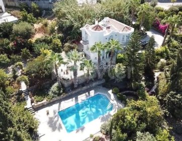 Çatalkoyde havuzlu ve 1,4 dönum bahçeli kiralik villa!