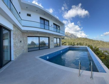 Gerçek Anlamda Dağ ve Denizin Eşsiz Manzarası Kıbrısın En Değerli Bölgesi Karmi’de 6 Yatak Odalı ve 600 m2 Lüks Villa Satışta