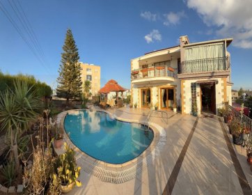Gönyeli Bölgesinde Satılık 4+2 Triplex Villa