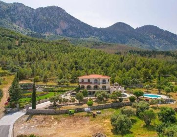Girne Lapta Bölgesinde 4 Dönüm İçerisinde Doğa ile İç İçe Muhteşem Dağ ve Deniz Manzarasına Sahip Özel Havuzlu Lüks 5 Yatak Odalı Villa Satılık