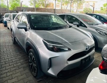 Toyota yaris cross suv hybrid 2022 model 
