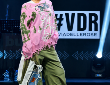 Pembe Sweatshirt ve Haki Pantolon Kadın Kombini